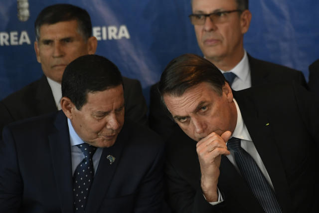 BRASÍLIA, DF, 10.06.2019 – JAIR-BOLSONARO-DF: O presidente Jair Bolsonaro, ao lado do vice-presidente, general Hamilton Mourão, e do ministro da Defesa, Fernando Azevedo, durante cerimônia de comemoração dos 20 anos do Ministério da Defesa, em Brasília, nesta segunda-feira (10). (Foto: Mateus Bonomi/Agif/Folhapress)