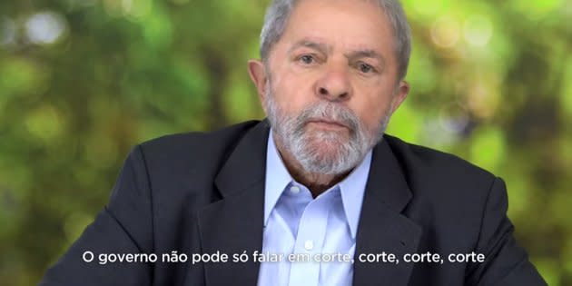 Na fala com imagens de pessoas comuns, Lula defende direito à aposentadoria, educação, aumento salarial e emprego e critica “corte para mais pobres”, em uma referência indireta à políticas do governo de Michel Temer.