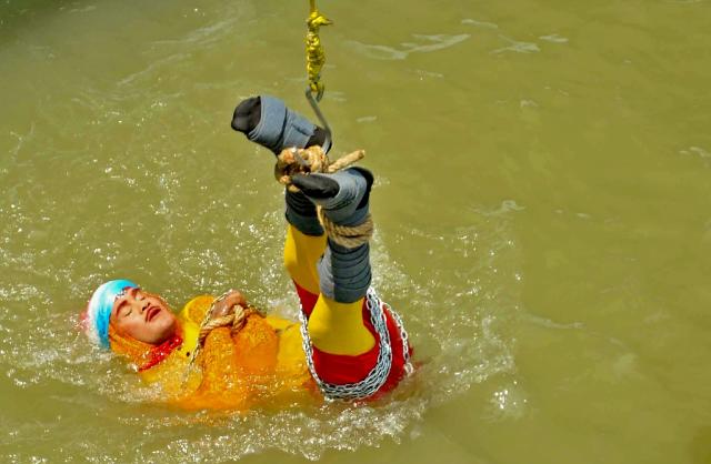 Indian stuntman Chanchal Lahiri, known by his stage name 'Jadugar Mandrake', has drowned after being lowered into the Hooghly river and failing to re-emerge
