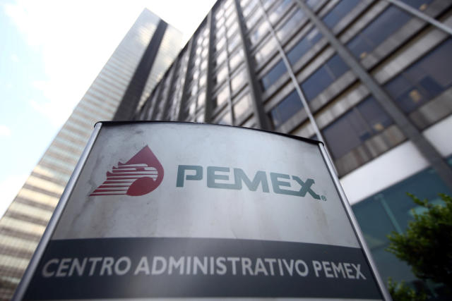 El logotipo de Pemex se muestra en el 80 aniversario de la expropiación de la industria petrolera de México en la sede del gigante petrolero estatal en la Ciudad de México, México, 16 de marzo de 2018. REUTERS / Edgard Garrido