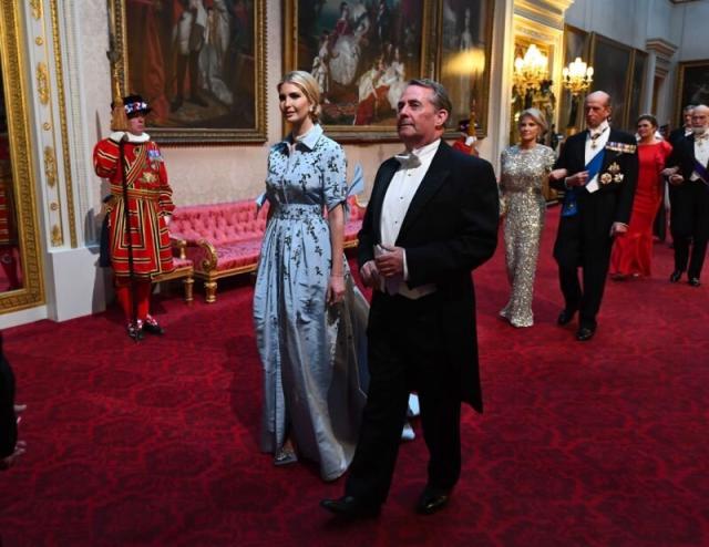 Ivanka Trump camina junto al Secretario de Comercio Internacional de Gran Bretaña hacia el salón de baile en el Palacio de Buckingham. [Foto: Getty]