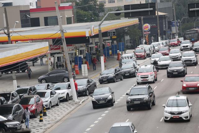  Motoristas enfrentam fila para abastecer em posto na Avenida Moreira Guimarães, Zona Sul de São Paulo nesta sexta-feira. Foto: Renato S. Cerqueira/Futura Press