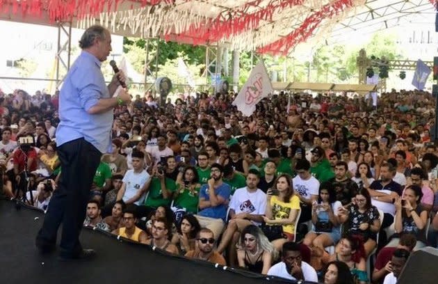 Ciro discursa em bienal da UNE