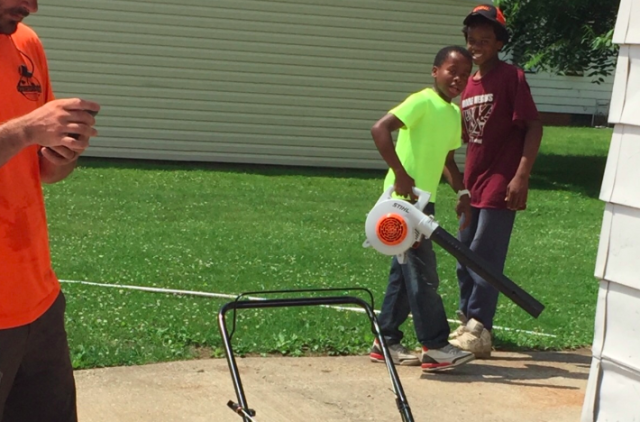 Reggie Fields, left, with his brother Creshawn Austin.