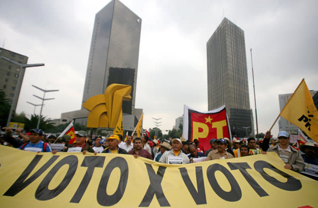 En 2006 tras perder las elecciones por un margen menor al 1%, sus simpatizantes tomaron Paseo de la Reforma durante semanas en protesta por la derrota de AMLO.