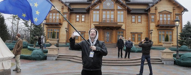 Ukrainians visit vacated presidential palace (AP)